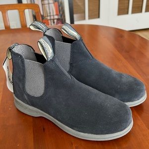 Blundstones size Australian 4 blue suede NWT